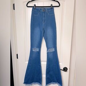 JC &JQ NWOT high waist fitted and flared jeans with frayed edge hem. Size small